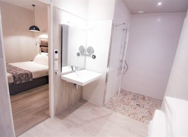 Salle de bain chambre PMR de l'hotel montaigne de sarlat