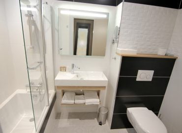 Bathroom - Standard bedroom - Hotel Montaigne Sarlat